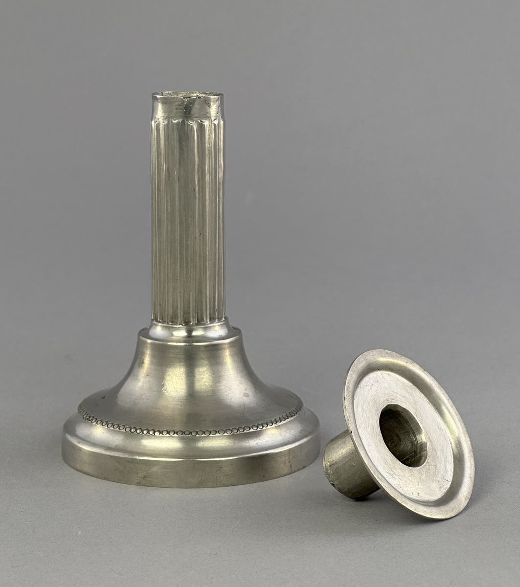 Ljusstake av tenn för ett ljus.