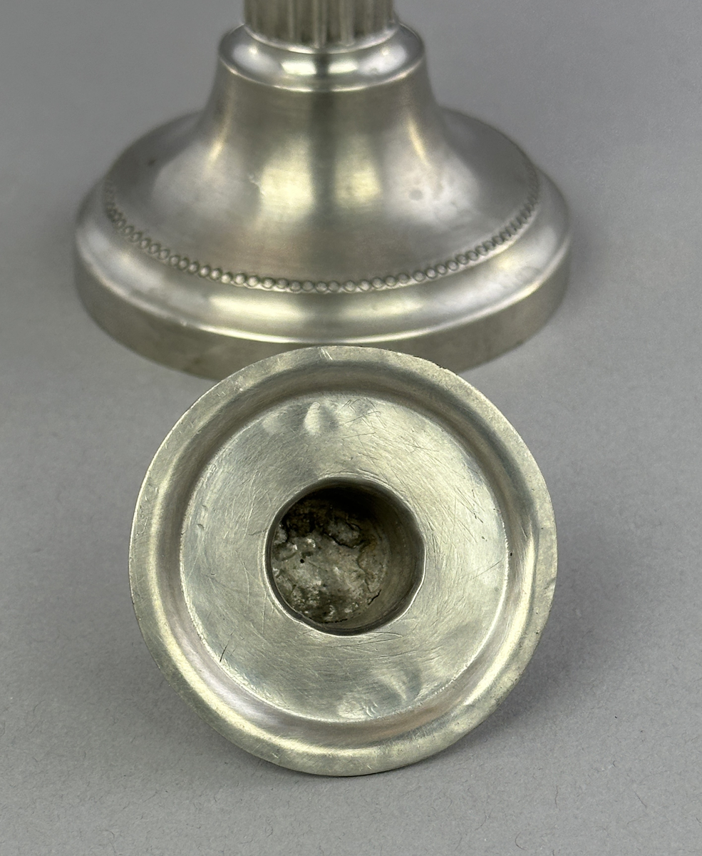 Ljusstake av tenn för ett ljus.