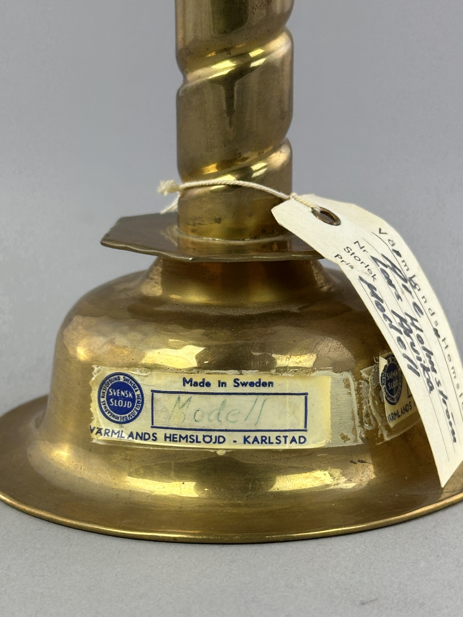 Ljusstake av mässing för ett ljus.