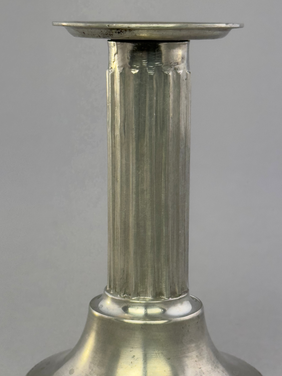 Ljusstake av tenn för ett ljus.