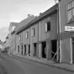 Bland de pittoreska delarna av centrala Vadstena är adressen Storgatan10 inte längre lika insmickrande. Foto 1959.