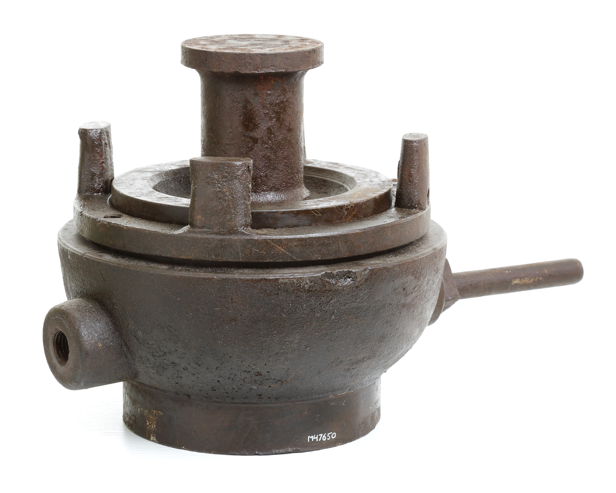 Form för pressning av glas. 
Föremålet är i tre delar: Form, ring och malle.
Vid pressning erhålles en skål med stjärna i 
botten, ett "brodyrmönster" på buken, och 
rak "räffling" från centrum mot valvbågskanten. 
Invent. 1996-02-26 och 2006-05-12
Inskriven i huvudkatalogen 1996.

Finns på basutställningen "På väg" 1800-tal,
2006-09-07 och framåt.
Funktion: Att pressa glas i