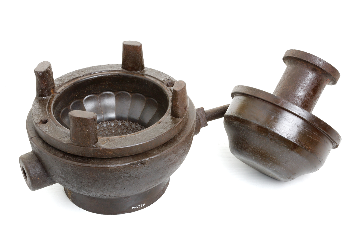 Form för pressning av glas. 
Föremålet är i tre delar: Form, ring och malle.
Vid pressning erhålles en skål med stjärna i 
botten, ett "brodyrmönster" på buken, och 
rak "räffling" från centrum mot valvbågskanten. 
Invent. 1996-02-26 och 2006-05-12
Inskriven i huvudkatalogen 1996.

Finns på basutställningen "På väg" 1800-tal,
2006-09-07 och framåt.
Funktion: Att pressa glas i