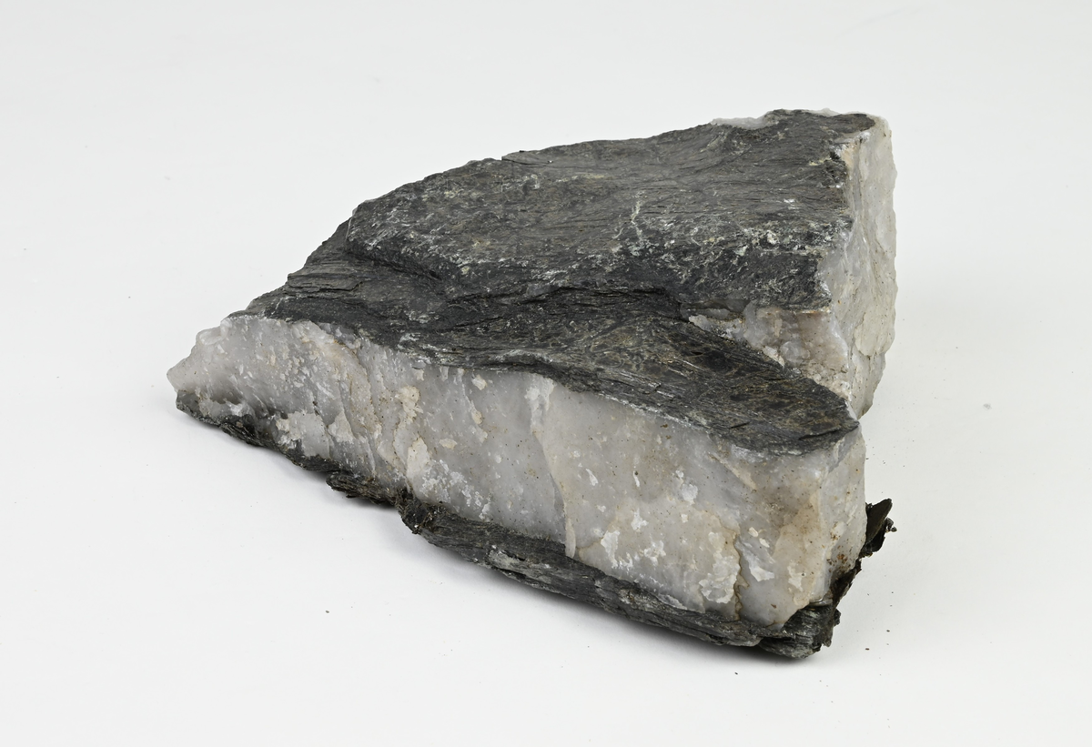 Mineralprov, svart, vit och grönaktig.