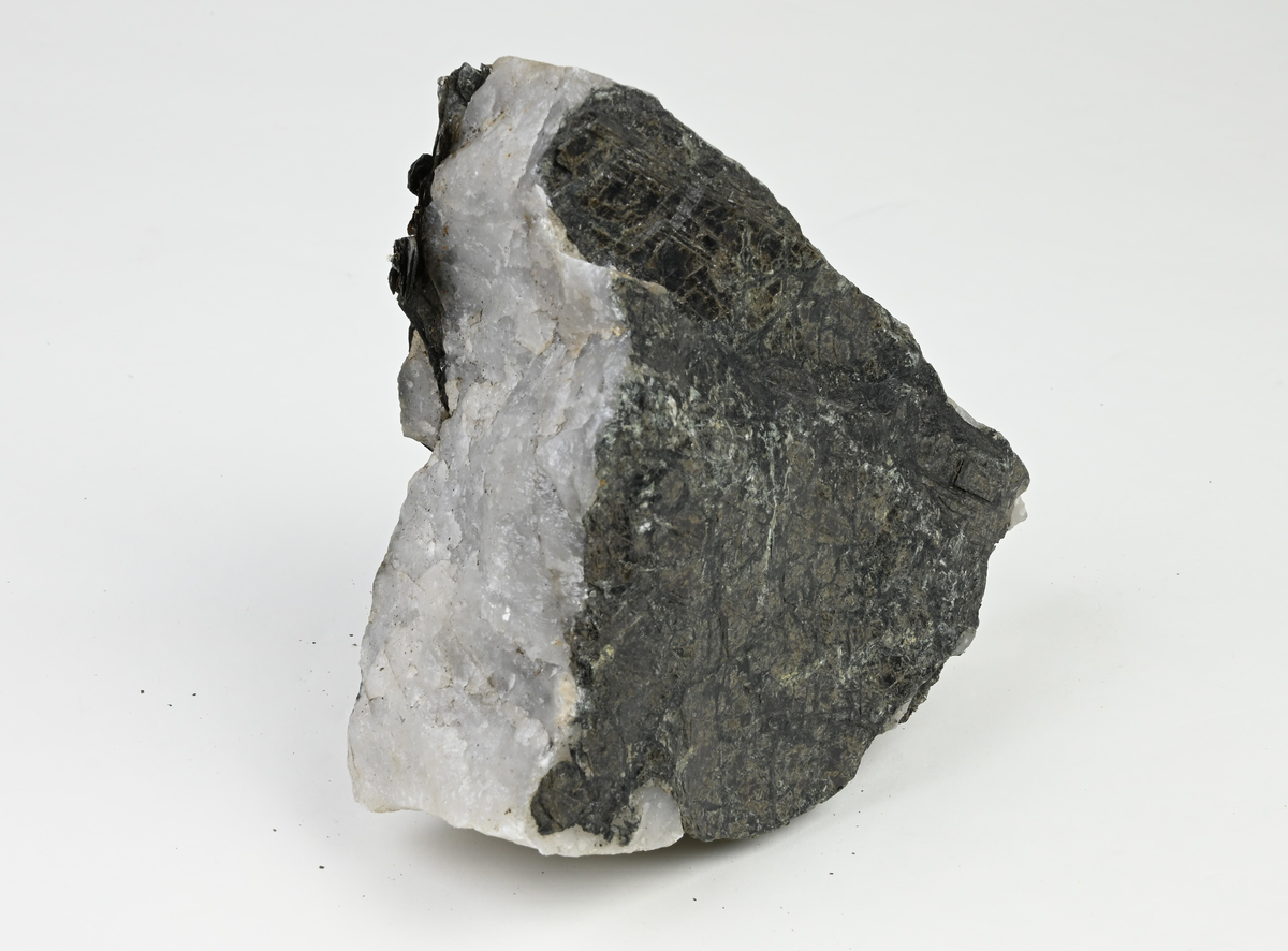 Mineralprov, svart, vit och grönaktig.