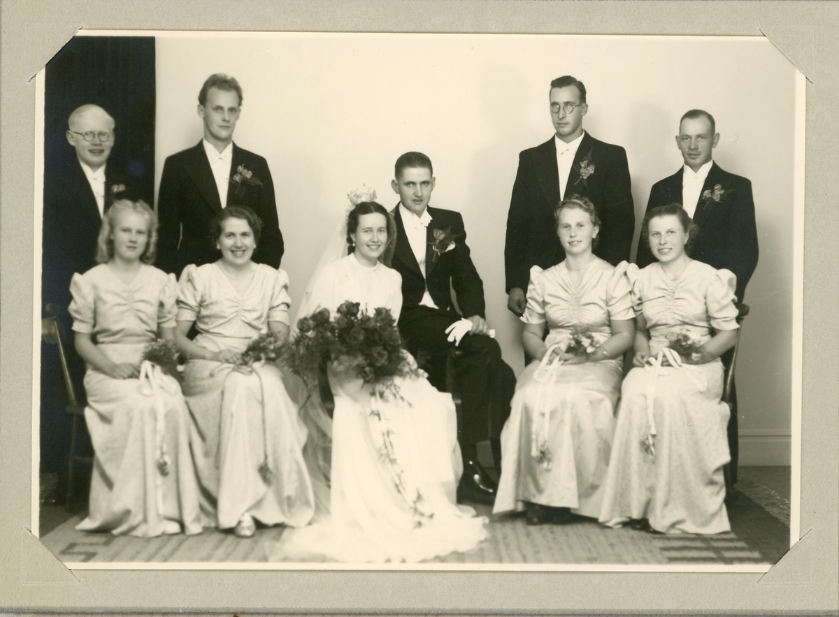 Bröllopsfotografi av fotograf Svea Broberg, Delsbo.
På baksidan av fotografiet står det text som lyder "Anna Hansson, Bjuråker, Erik marskalk, "Krus-Anna" kallade vi bruden, avlägsen släkting"