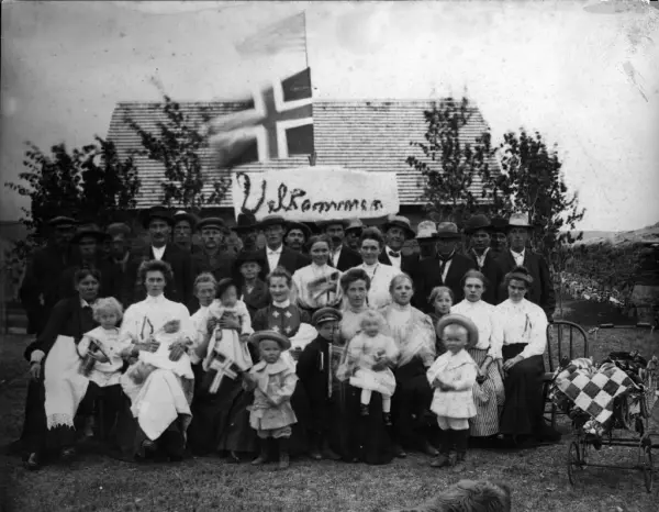 Stort  gruppebilde av mennesker med det norske og det amerik