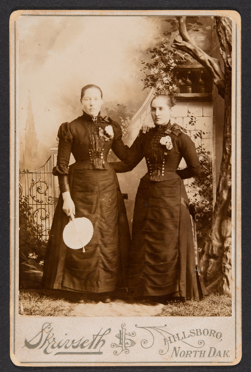 Atelierbilde av Karen til venstre og Olina Joh? dtr.
Tatt hos fotograf I. L. Skrivseth i Hillsboro, Nord Dakota