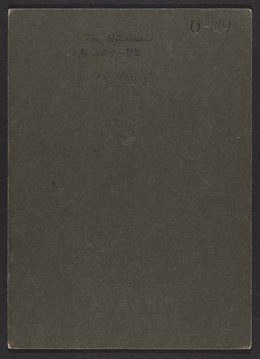 Atelierbilde av tre menn i dress.
Fra venstre mot høyre:
Gustav Gunderson, Yankton, S.D.
Bernt Gunderson, Yankton, S.D.
Thore Gunderson, Beloit, Iowa