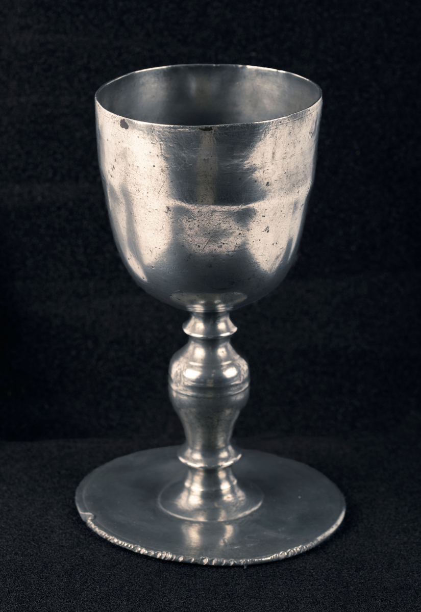 Alterkalk av tinn, fra Enningdal kirke på Kirkebøen. Stempel under uleselig, se foto.