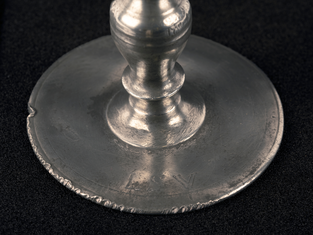 Alterkalk av tinn, fra Enningdal kirke på Kirkebøen. Stempel under uleselig, se foto.