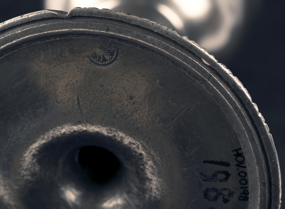 Alterkalk av tinn, fra Enningdal kirke på Kirkebøen. Stempel under uleselig, se foto.