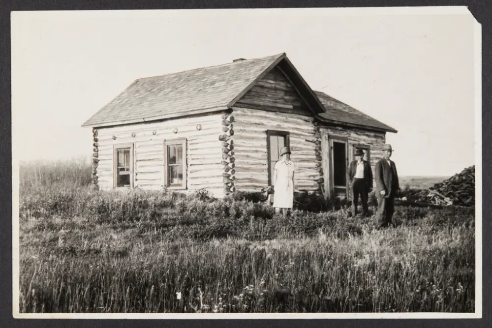 Norwegian Homes in Canada.
Gabriel Sørensen's Farm Home - one
of the first loghouses built in the
Viking district.
Viking, Alberta, July, 1927.
