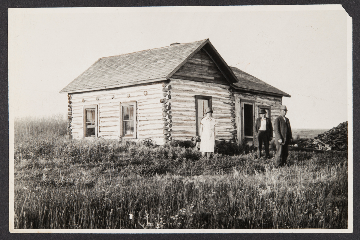 Norwegian Homes in Canada.
Gabriel Sørensen's Farm Home - one
of the first loghouses built in the
Viking district.
Viking, Alberta, July, 1927.