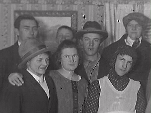 Maskeradklädda ungdomar i Rolfstorp.
Bild C; längst till vänster Alice i Hallagården, i mitten (med hatt) Einar, Längst till höger Nils Gunnar. 
Bild D ; till höger Annie i Hallagården.