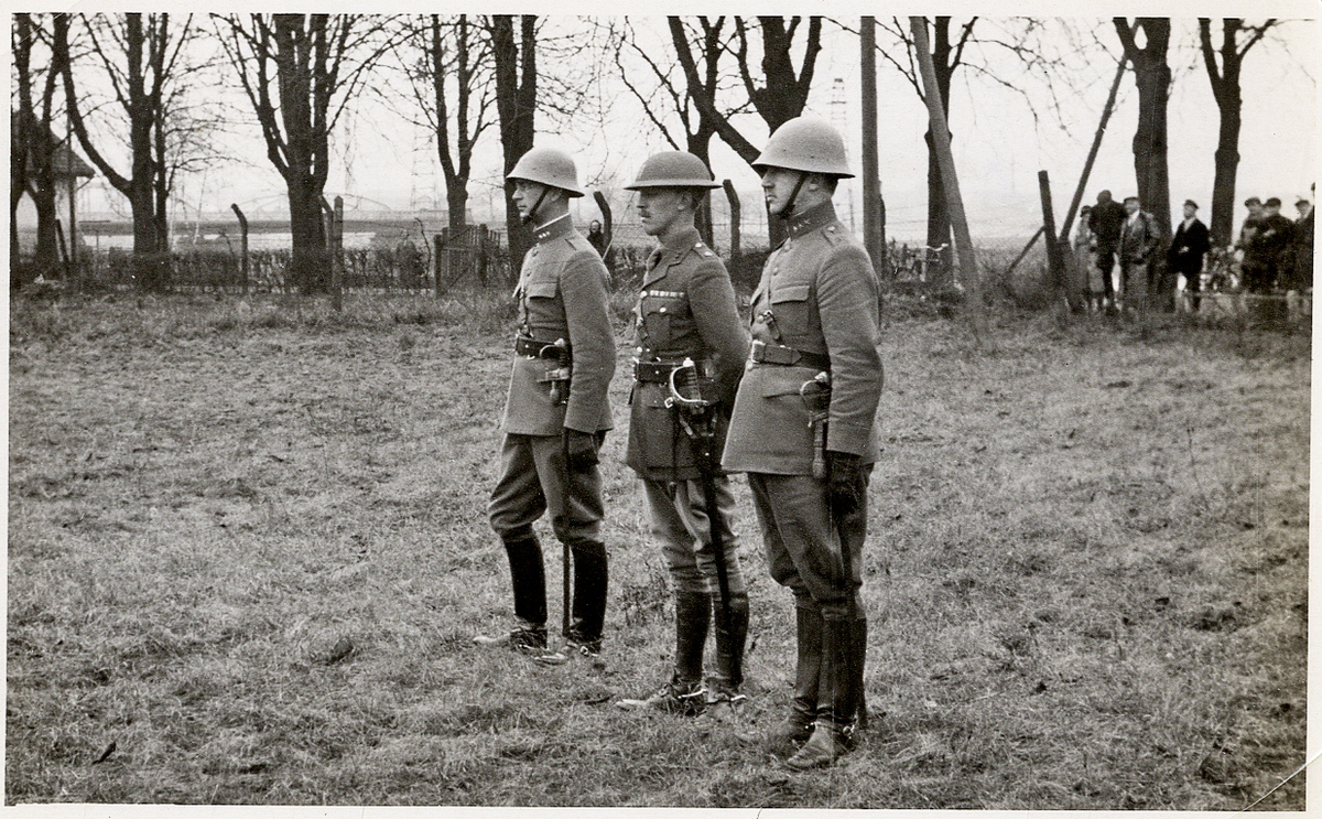 Saar-bataljonen nr 34, Tyskland, fr.o.m. den 22/12 1934 till mitten av febr. 1935.
Adjutanter, bataljonstaben. Engelska sambandsofficerare bl a den svensktalande major Read, (i mitten).
