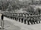 Etiopien, maj 1954.
Överstelöjtnant Håkanssons chefsskap över den etiopiska kadettskolan.
Kadetternas parad för kejsaren (Haile Selassie) vid slutinspektionen.