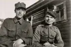 Fortsättningskriget i Finland 1941-44.
Finlandsfrivillige furir Erik Nilsson fr. Växjö, (som stupade 11/5 1944) tillsammans med en kamrat,
någonstans i Finland.