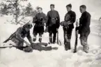 Fortsättningskriget i Finland 1941-44.
Visitering av stupad.  2:a fr.h.: finlandsfrivillige furir Erik Nilsson (fr. Växjö) som stupade 11/5 1944.