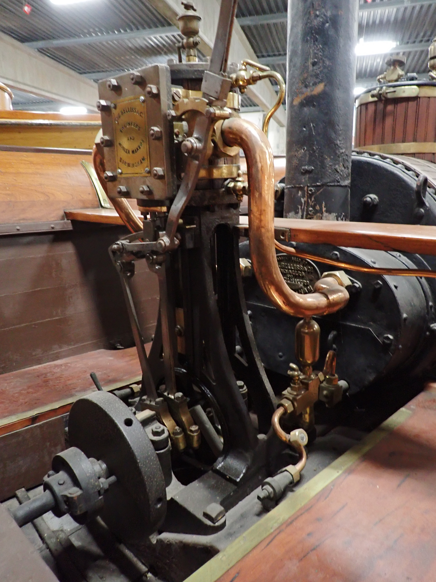 Öppen ångmaskin i mitten av båten.
Skylt i akter: 243 Patent steam life boat launch built by John Samuel White Cowes.
Ångmaskin med skorsten. Panna och maskin märkta G.E. Beliss  & Co Engineers and boiler makers  Birmingham. Pannan dessutom märkt med: No 8    4 1/2