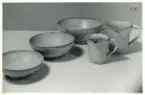 Skålar och kannor från Bo Fajans, formgivare Eva Jancke-Björk, 1900-talets mitt.