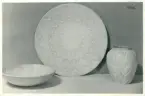 Skål, fat och vas från Bo Fajans, formgivare Eva Jancke-Björk, 1900-talets mitt.