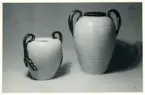Vas B73 och B78 från Bo Fajans, formgivare Eva Jancke-Björk, 1900-talets mitt. Glasyr 510.