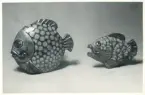 Keramikfigurer/väggplattor, Fisk (H12) och A14 i glasyr 508, från Bo Fajans, 1900-talets mitt.