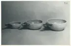 Skål med handtag (4321/1-3) från Bo Fajans, formgivare Eva Jancke-Björk, 1900-talets mitt.