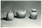 Marmeladburk, vattenkanna och teburk från Bo Fajans, formgivare Eva Jancke-Björk, 1900-talets mitt.
