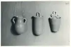 Hängvas och väggvaser från Bo Fajans, formgivare Eva Jancke-Björk, 1900-talets mitt.