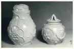 Urnor B140 och B130 från Bo Fajans, formgivare Eva Jancke-Björk, 1900-talets mitt.