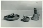Askfat, askkopp och tändstickställ från Bo Fajans, formgivare Eva Jancke-Björk, 1900-talets mitt.