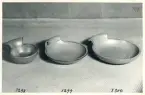 Skålar modell 3298, 3299 och 3300 från Bo Fajans, formgivare Eva Jancke-Björk, 1900-talets mitt.