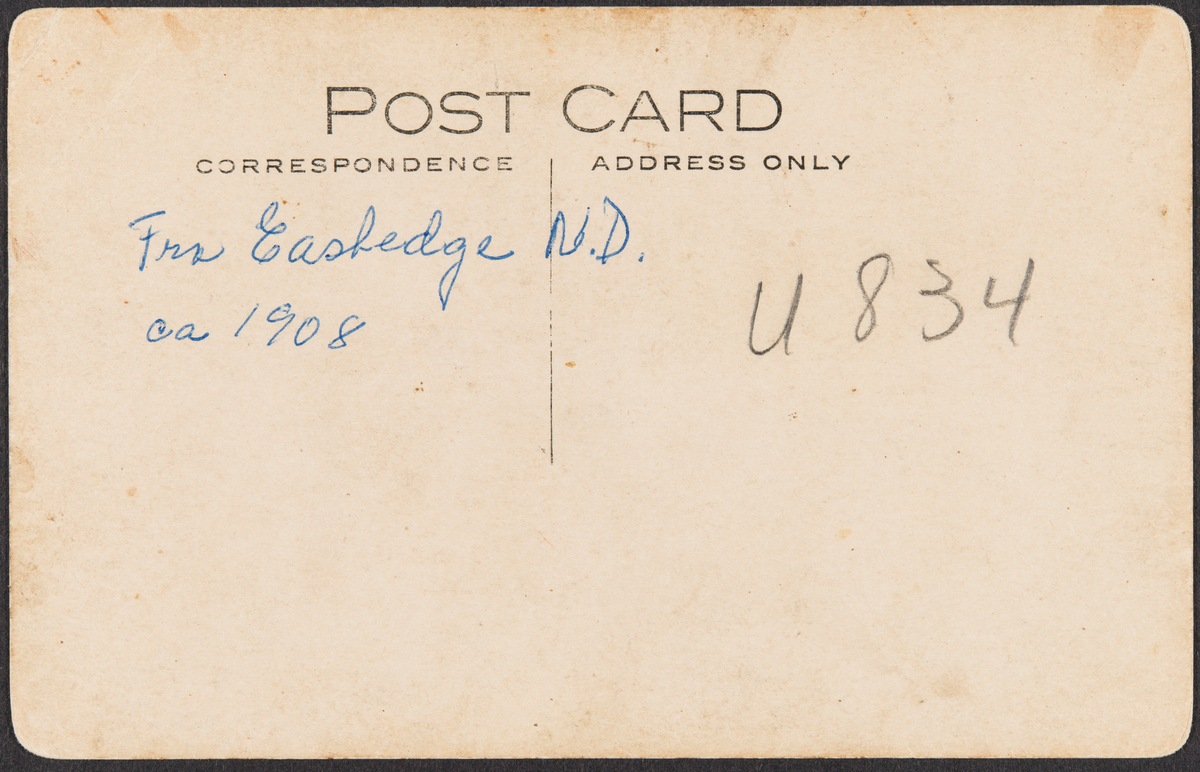 En gruppe mennesker (familie?) i flere generasjoner er oppstilt foran et hus. Fra Eastedge ca. 1908.