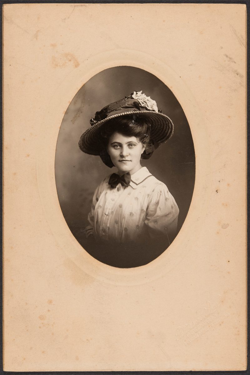 Dame med hatt
Tekst: "To my Dear Aunt and Grandmother" from A.C Ostlund