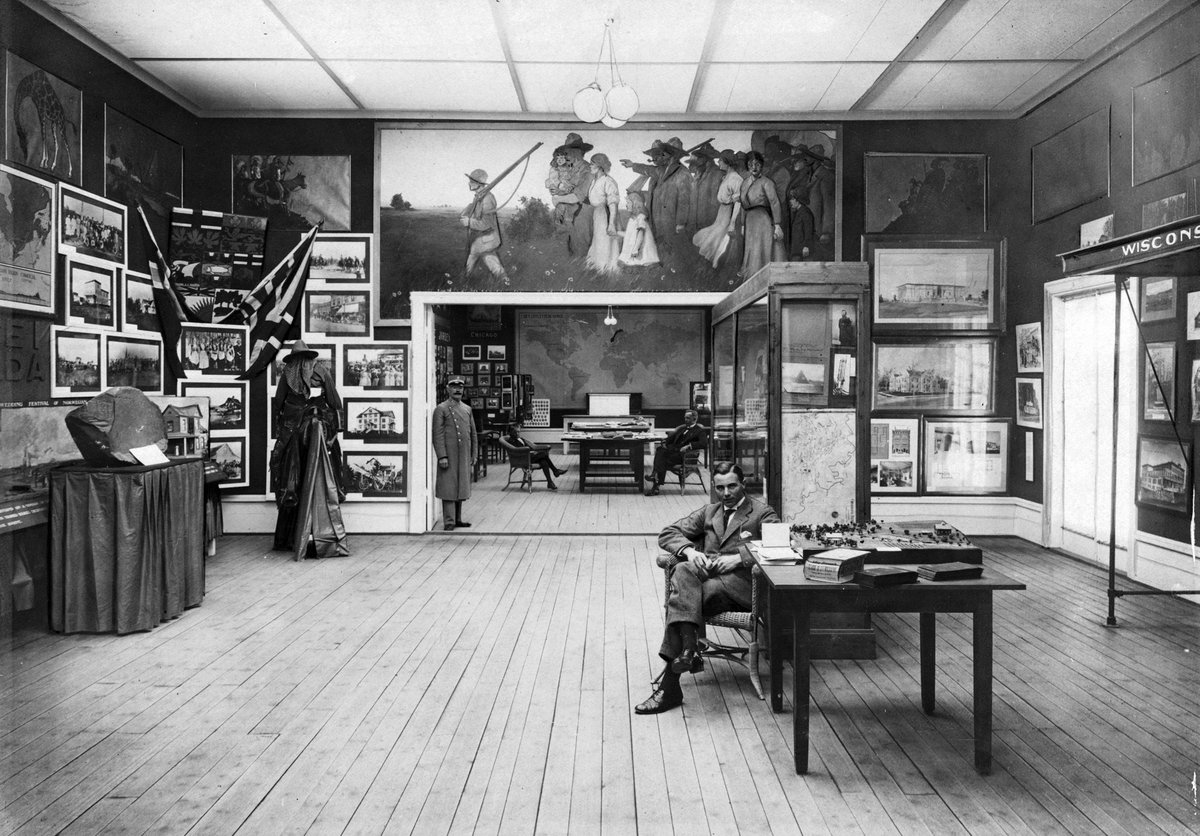 Jubileumsutstilling på Frogner i Kristiania 1914. Utstillingspaviljongen Det utflyttede Norge. Over inngangen til nabosalen vises Ben Blessums maleri Utvandrerne.
Nordmannsforbundet overtok utstillingsmaterialet etter utstillingen. 