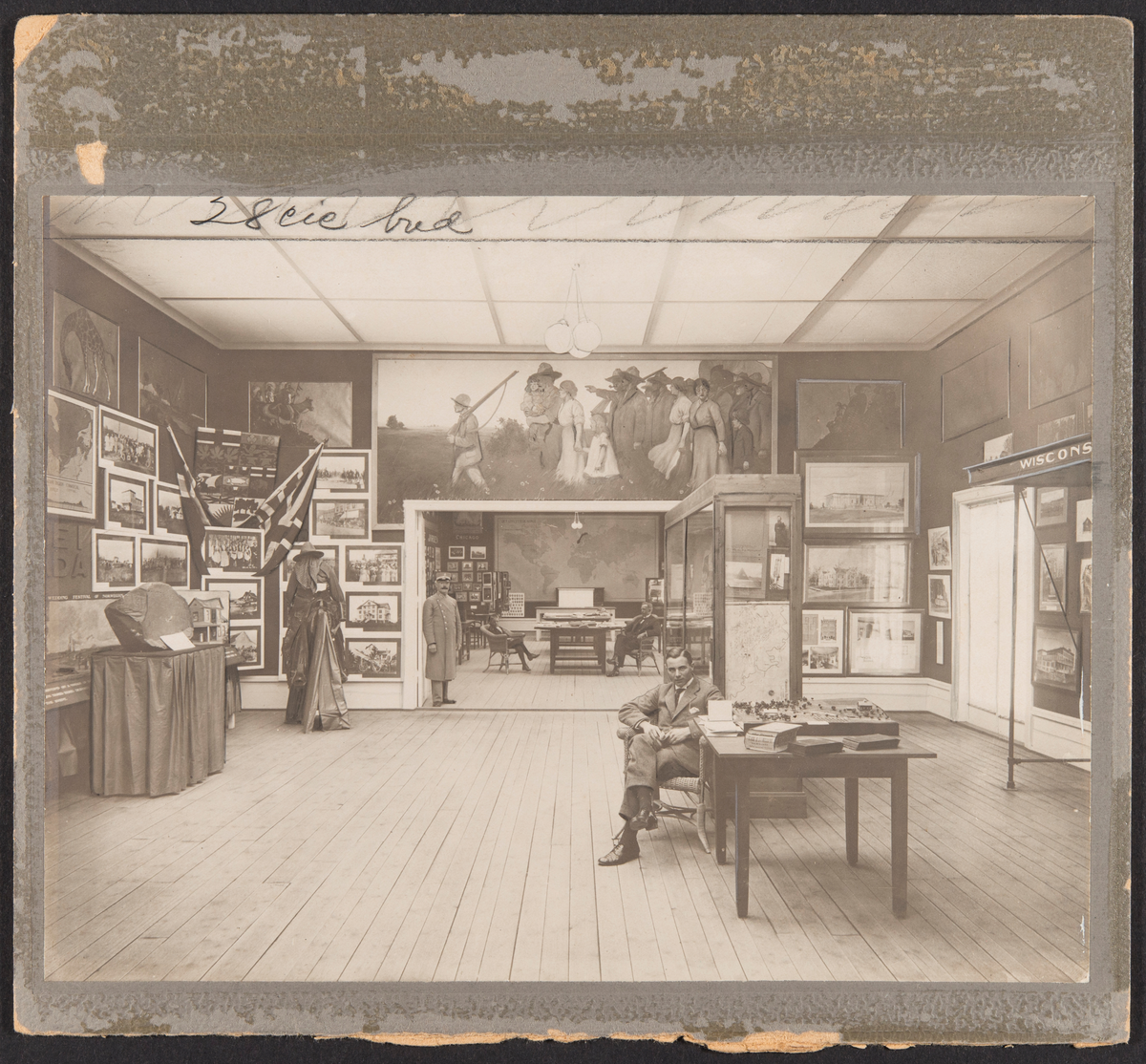 Jubileumsutstilling på Frogner i Kristiania 1914. Utstillingspaviljongen Det utflyttede Norge. Over inngangen til nabosalen vises Ben Blessums maleri Utvandrerne.
Nordmannsforbundet overtok utstillingsmaterialet etter utstillingen. 