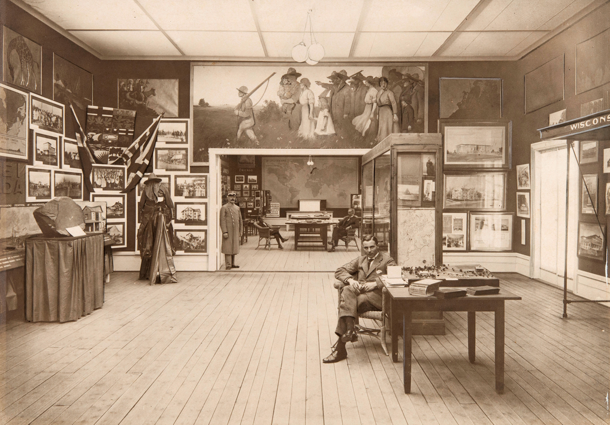 Jubileumsutstilling på Frogner i Kristiania 1914. Utstillingspaviljongen Det utflyttede Norge. Over inngangen til nabosalen vises Ben Blessums maleri Utvandrerne.
Nordmannsforbundet overtok utstillingsmaterialet etter utstillingen. 