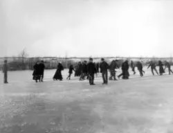 Gruppe mennesker går på skøyter
Nr. 24 i Flaten-Wangen-samli