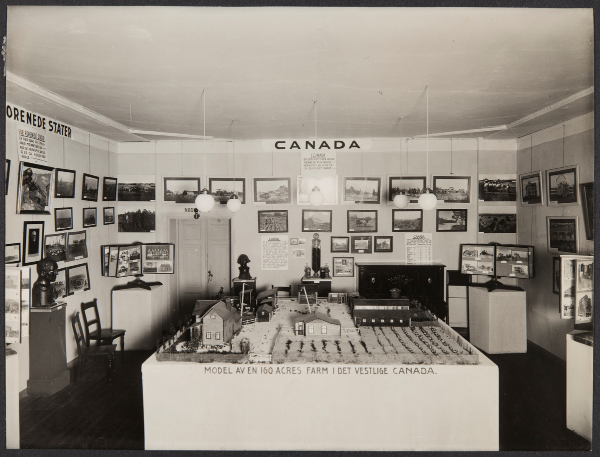 Oslo, 1927. Utstillingsrom med fotografier, og modell av 160 acres farm i det vestlige Canada.
