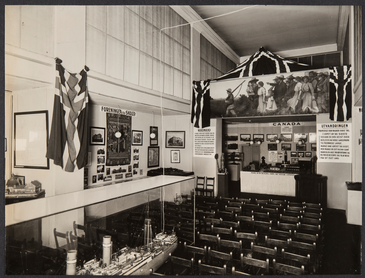 1927. Utstillings- og foredragssal med fotografier,
maleri og enkelte gjenstander.