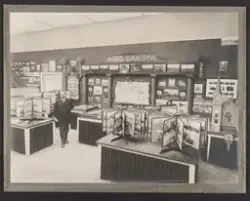 Oslo, 1914
Utstillingssal med fotografier, modeller m.m.
En 