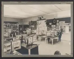 Oslo, 1914.
Utstillingssal med fotografier m.m.
Tekst bl.a. 