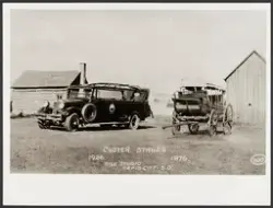 To kjøretøyer, en fra 1926 og en fra 1876
stilt ved siden av