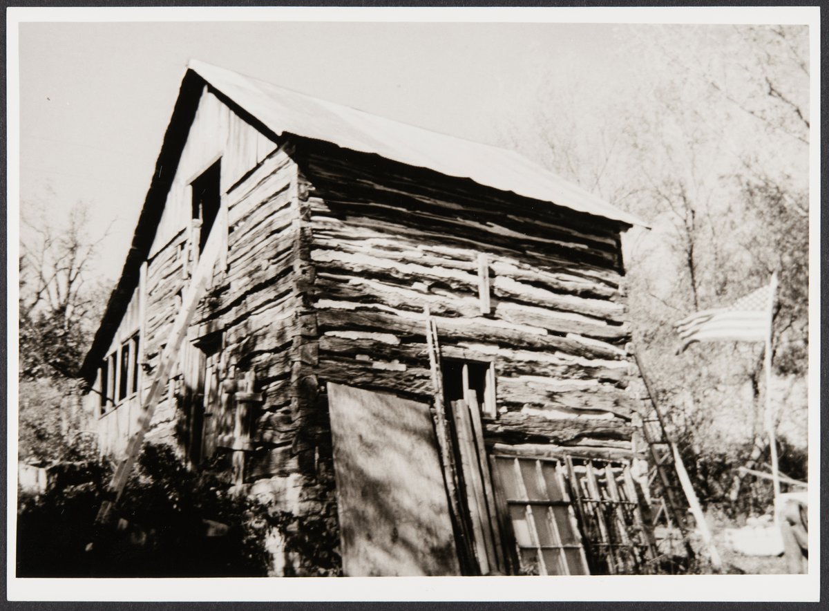 Sacquitne fjøslåve.
Plassert i skråning, 2 etg.
Stige oppreist på venstre side.

Gåve fra Bud Sacquitne, Decorah lowa.
Nå på Utvandrermuseet