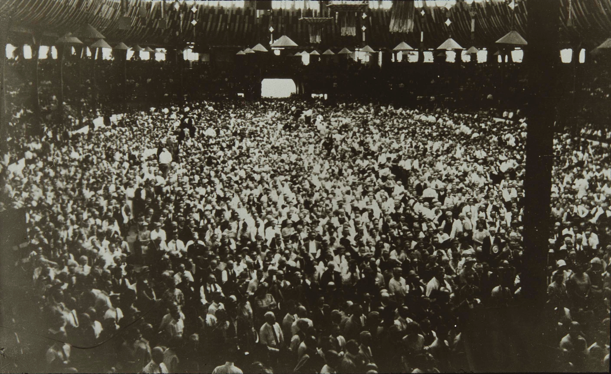 Publikum til jubileumsarrangement i 1925