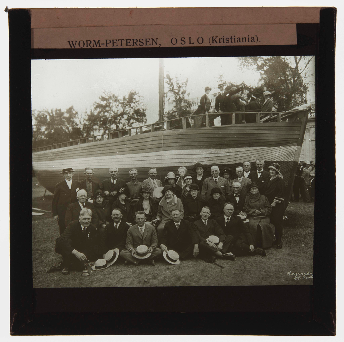 Etterkommere av "sluppefolket" samlet foran en båt.