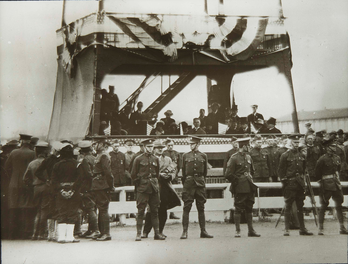 Utvandrerjubileet i 1925.
Soldater foran talerstolen