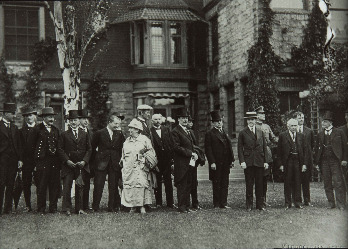 Utvandrerjubileet 1925.
En gruppe delegater i hagen til Frank B. Kellogg i St.Paul.